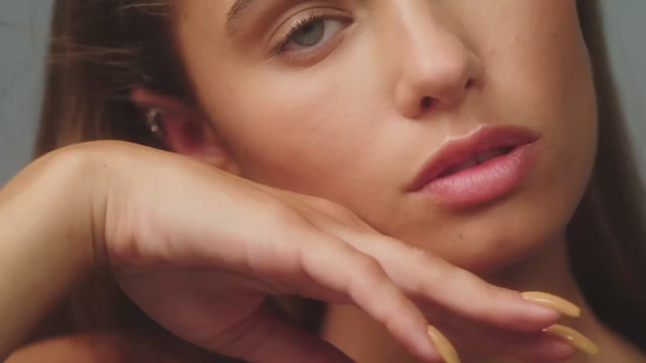 Ladda video: A targeted formulation designed to improve skin texture, refine pores and restore a balanced, luminous complexion.Powered by carefully selected actives, it works beneath the surface to deliver visible, lasting results.